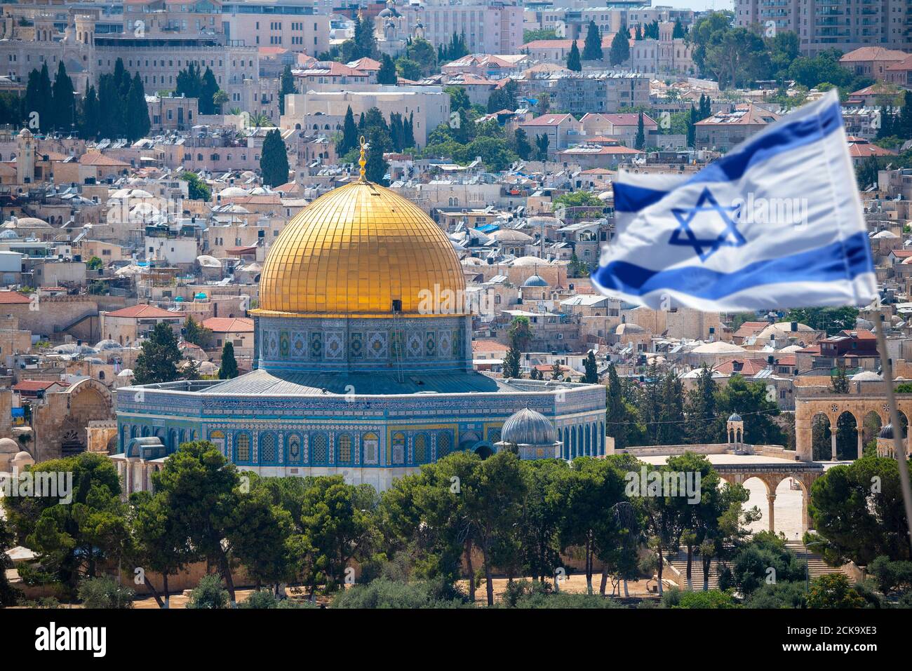 Eine israelische Flagge weht im Wind vom Olivenberg, der die Altstadt von Jerusalem, Israel, überragt. Jerusalem ist die am meisten besuchte Stadt in Israel Stockfoto