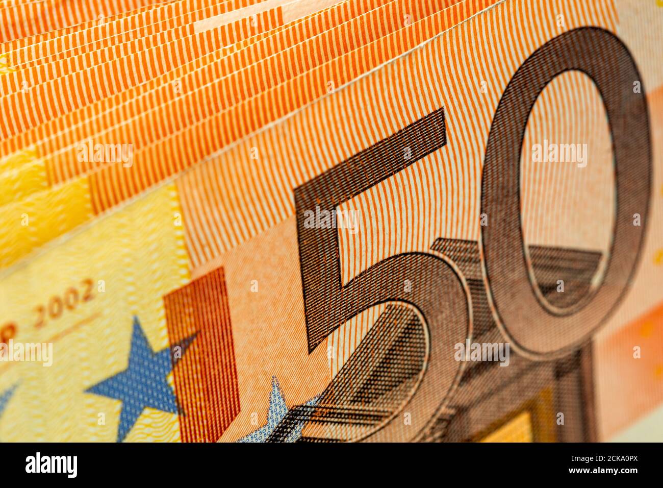 Nahaufnahme der riesigen Menge von 50 Euro-Banknoten. Selektiver Fokus, flacher Freiheitsgrad. Stockfoto