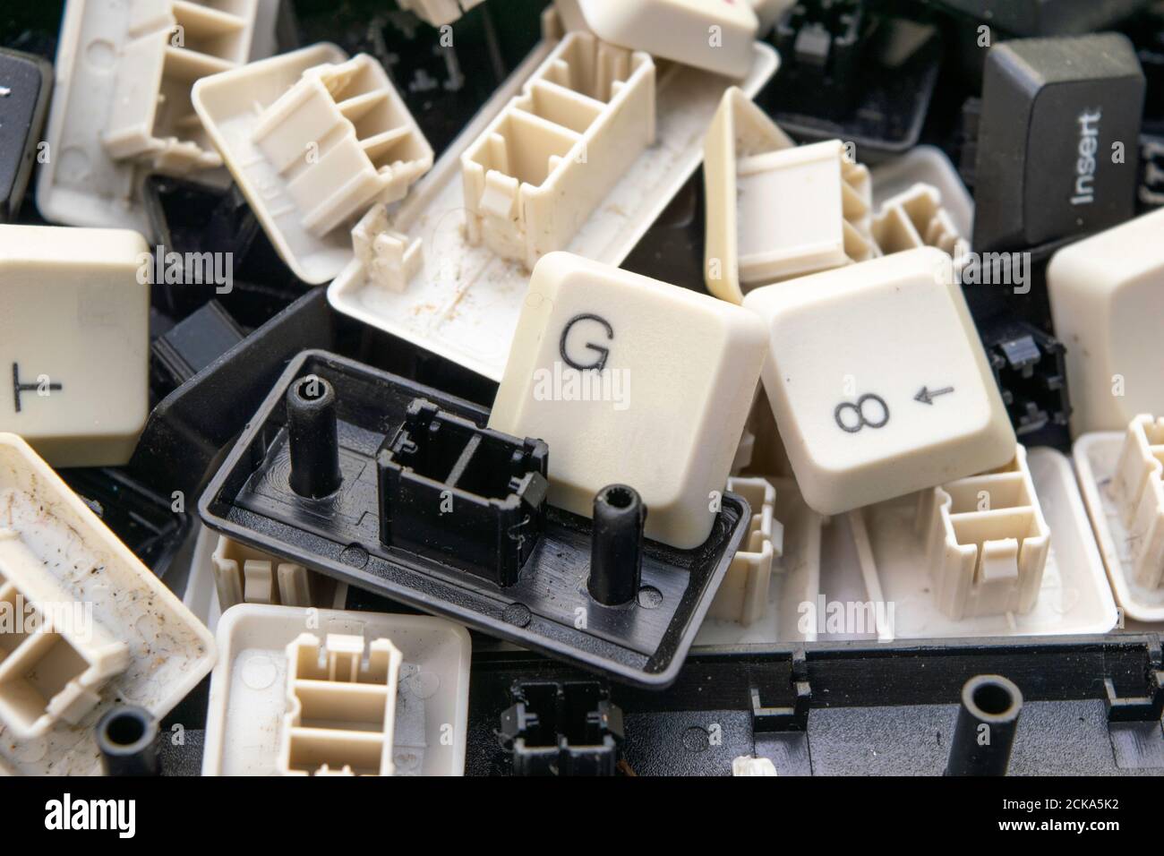 Zufällige Auswahl von schwarzen und weißen Tasten von alten Computertastaturen Stockfoto