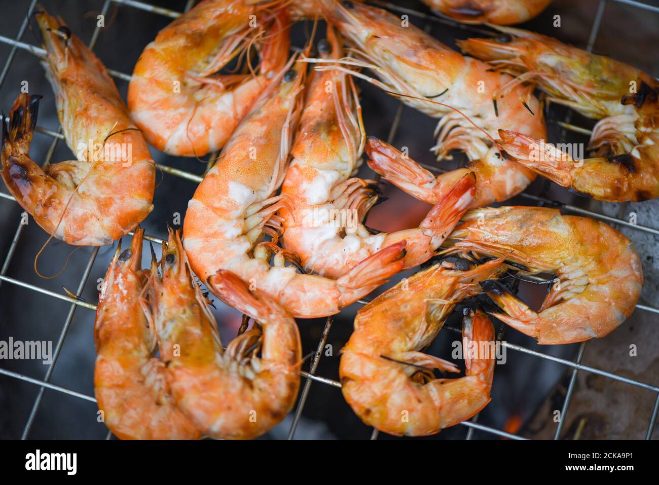 Shrimps gegrillter bbq Meeresfrüchte auf dem Herd / gekochte Garnelen  Garnelen Garnelen Auf Grill Grill verbrannt Stockfotografie - Alamy