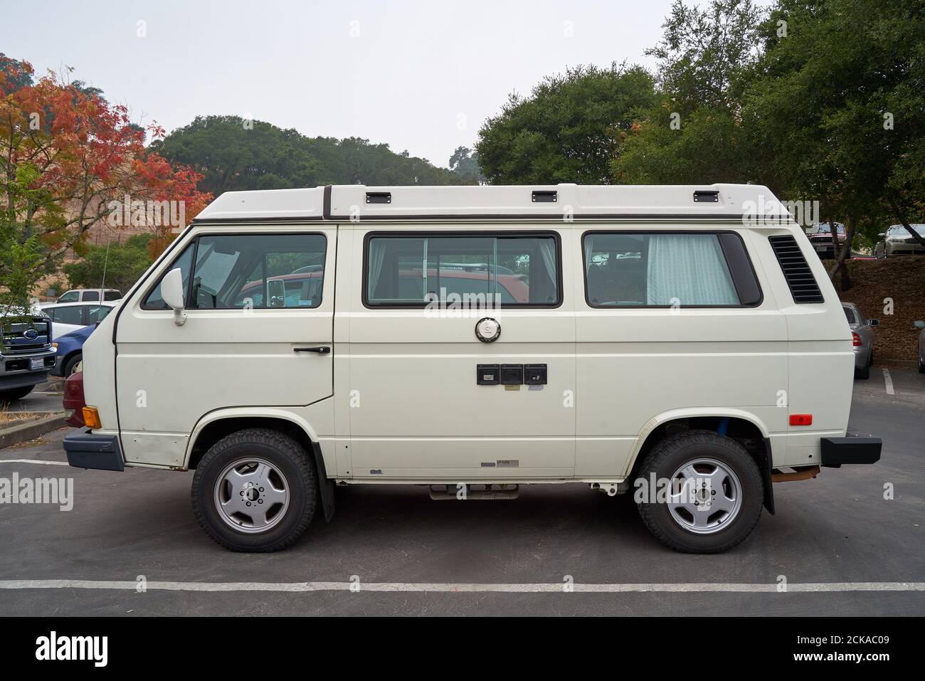 VW Bus, van, vintage, klassisch, weiße Farbe, geparkt. Santa Rosa,  Kalifornien Stockfotografie - Alamy