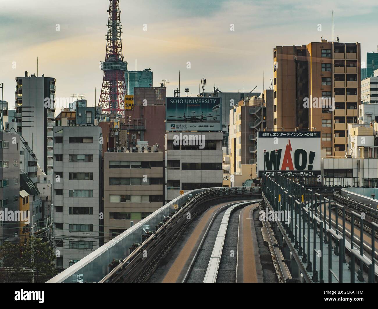 Eisenbahn Tokio City, städtische Einschienenbahn. Reisen in einer Großstadt. Der Zug fährt durch die Stadt. Japan Stockfoto