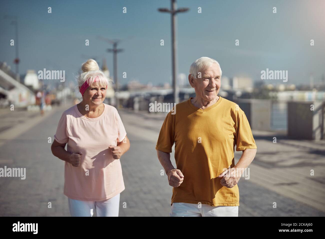 Senior sportlich verheiratetes Paar arbeitet zusammen Stockfoto