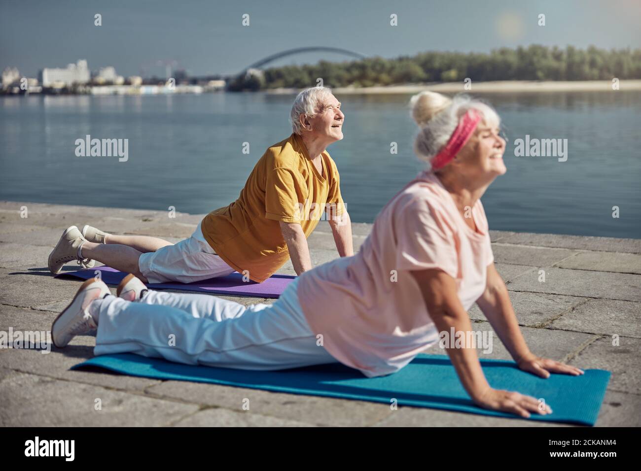 Sportliche kaukasische Dame Durchführung einer Bauch-Stretch Stockfoto