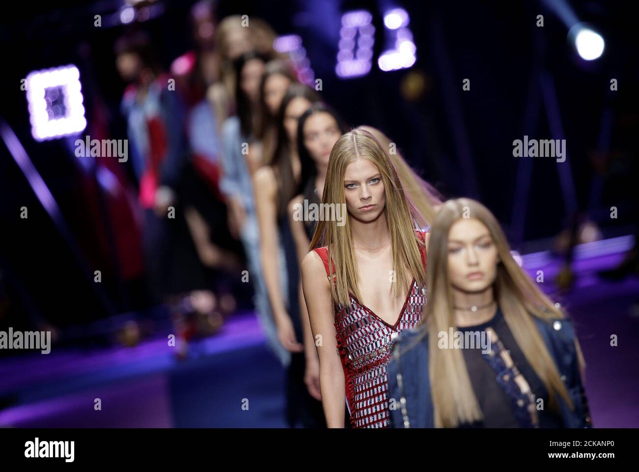 Models präsentieren Kreationen auf der Versace Fashion Show während der Milan Fashion Week Frühjahr/Sommer 2017 in Mailand, Italien, 23. September 2016. REUTERS/Max Rossi Stockfoto