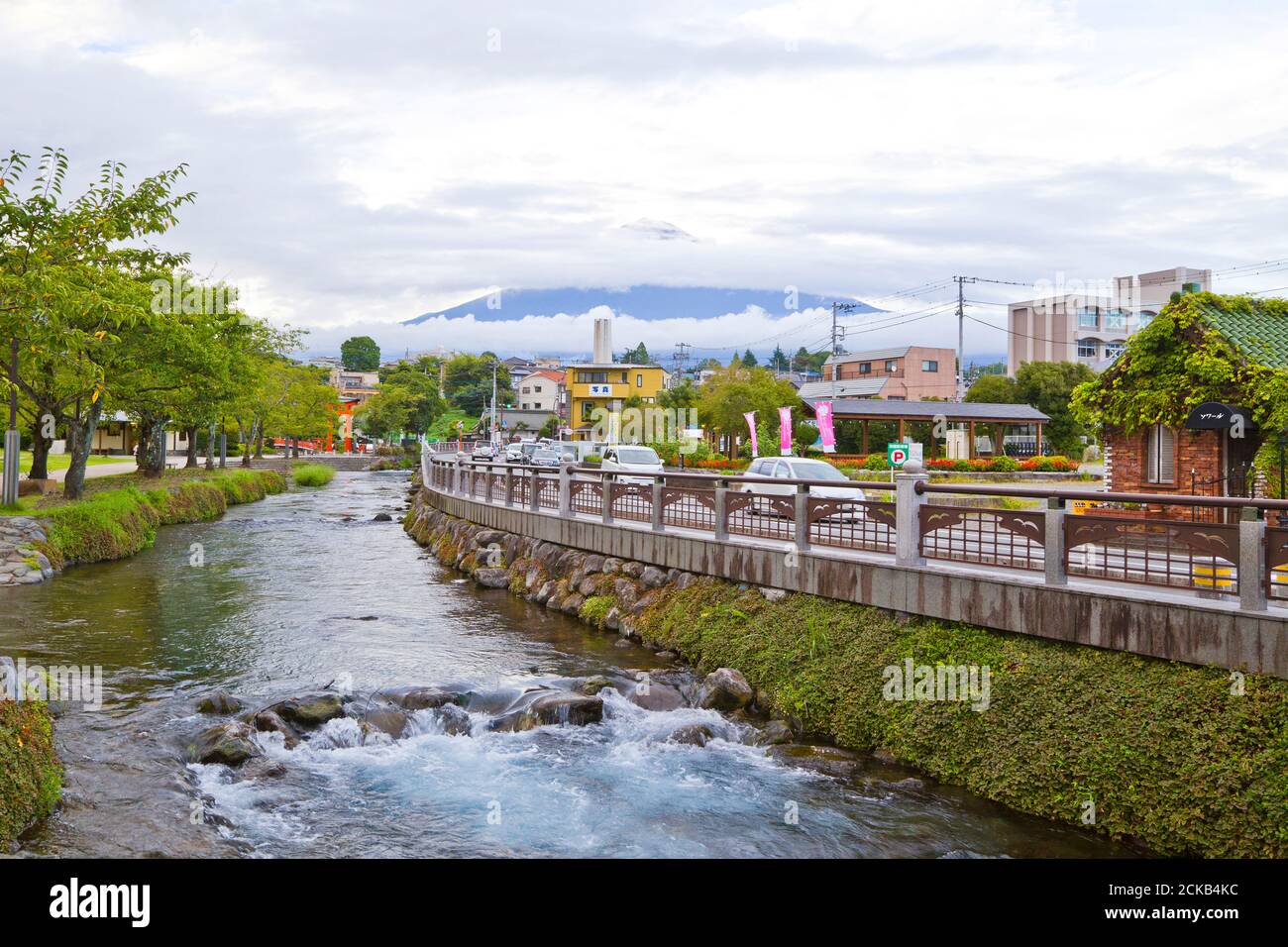 Blick auf den Mt. Fuji und Kanda Fluss von Fujisan Hongu Sengen Taisha Schrein in Fujinomiya Stadt, Shizuoka. Stockfoto
