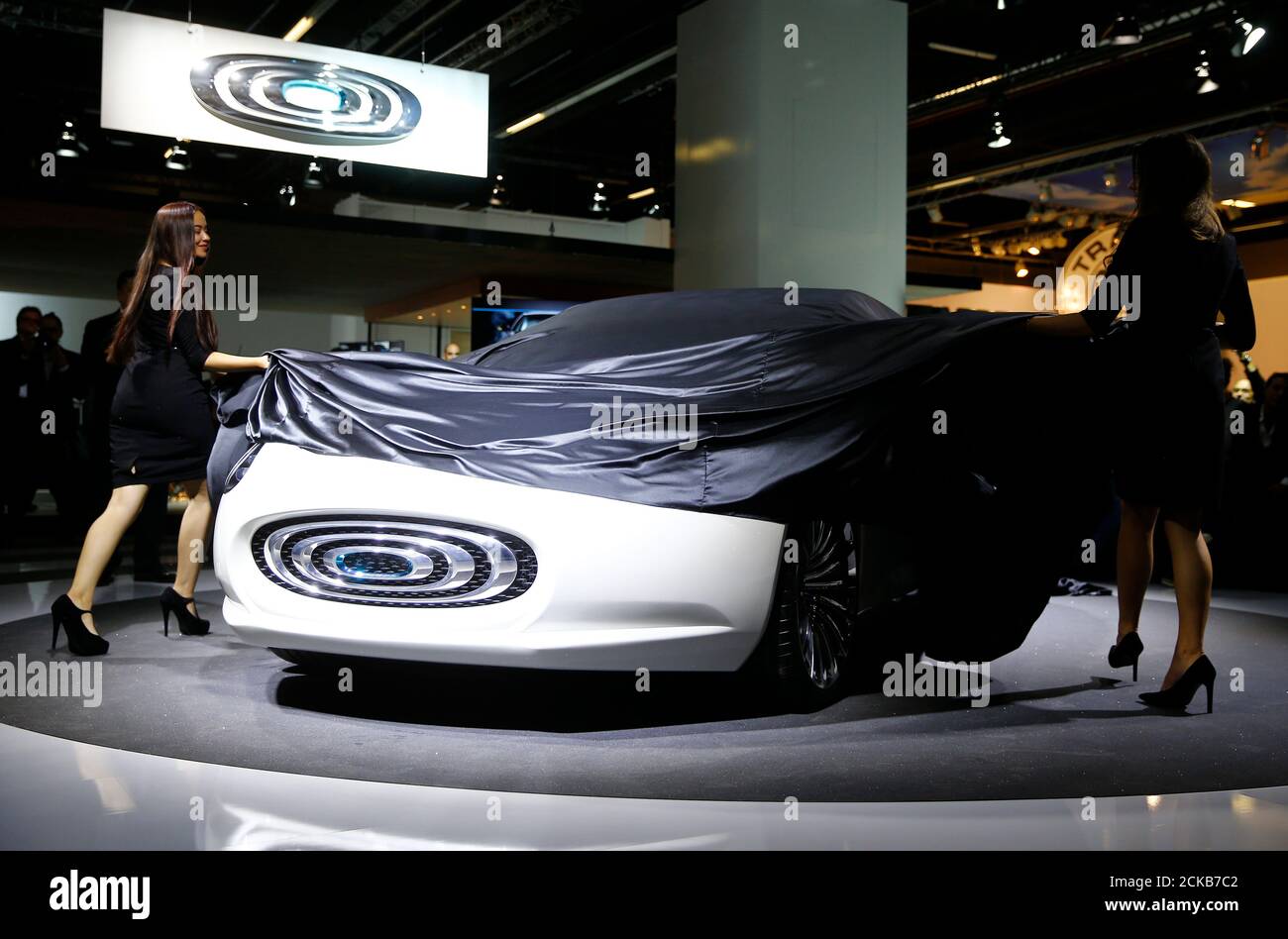 Modelle präsentieren das Thunder Power Elektroauto aus Taiwan während des Medientages auf der IAA in Frankfurt am 15. September 2015. REUTERS/Kai Pfaffenbach Stockfoto