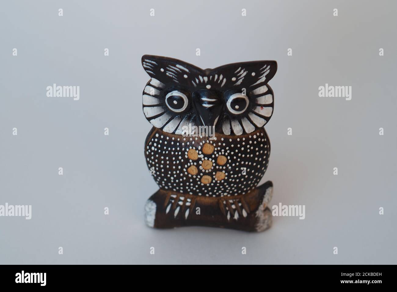 Vögel und Tiere. Statuette einer Eule. Spielzeug aus Holz. Stockfoto