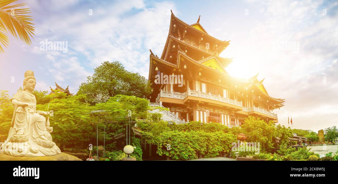 Schöne Landschaft in der frühen Sonne von Khanh an Pagode, Ho Chi Minh Stadt, Vietnam - Little Japan in Saigon. Reise- und Landschaftskonzept. Text im Foto Stockfoto