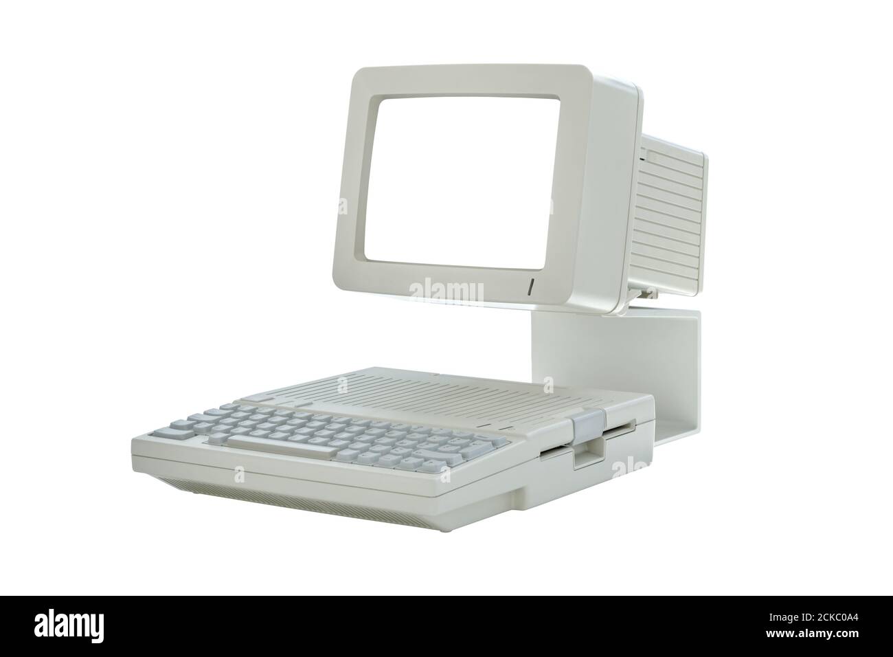 Alte vintage Desktop-Computer aus den achtziger Jahren mit leerem Bildschirm isoliert auf weißem Hintergrund. Seitenansicht des klassischen Retro-PCs Stockfoto