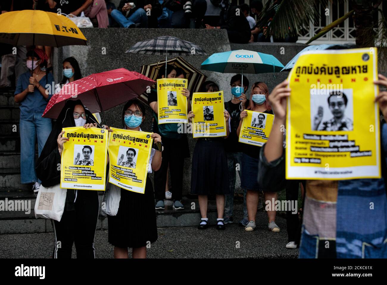 Bilder des verschwundenen thailändischen Aktivisten Wanchalarm Satsaksit werden hochgehalten, während Studenten und prodemokratische Demonstranten am 24. Juli 2020 an der Kasetsart Universität in Bangkok, Thailand, eine Anti-Regierungskundgebung veranstalten (Foto - Jack Taylor) Stockfoto