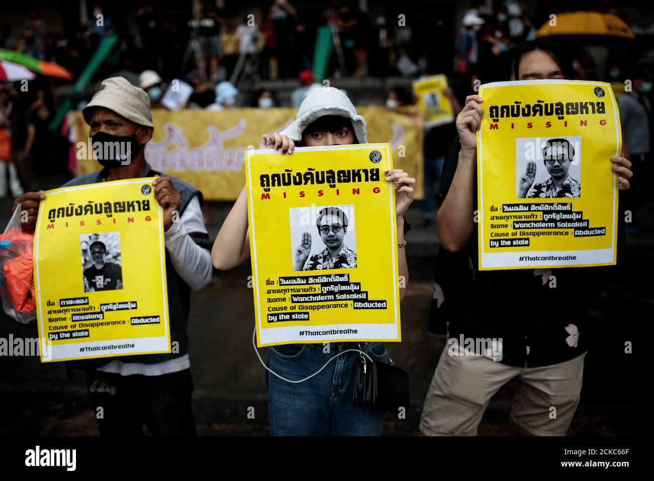 Bilder des verschwundenen thailändischen Aktivisten Wanchalarm Satsaksit werden hochgehalten, während Studenten und prodemokratische Demonstranten am 24. Juli 2020 an der Kasetsart Universität in Bangkok, Thailand, eine Anti-Regierungskundgebung veranstalten (Foto - Jack Taylor) Stockfoto