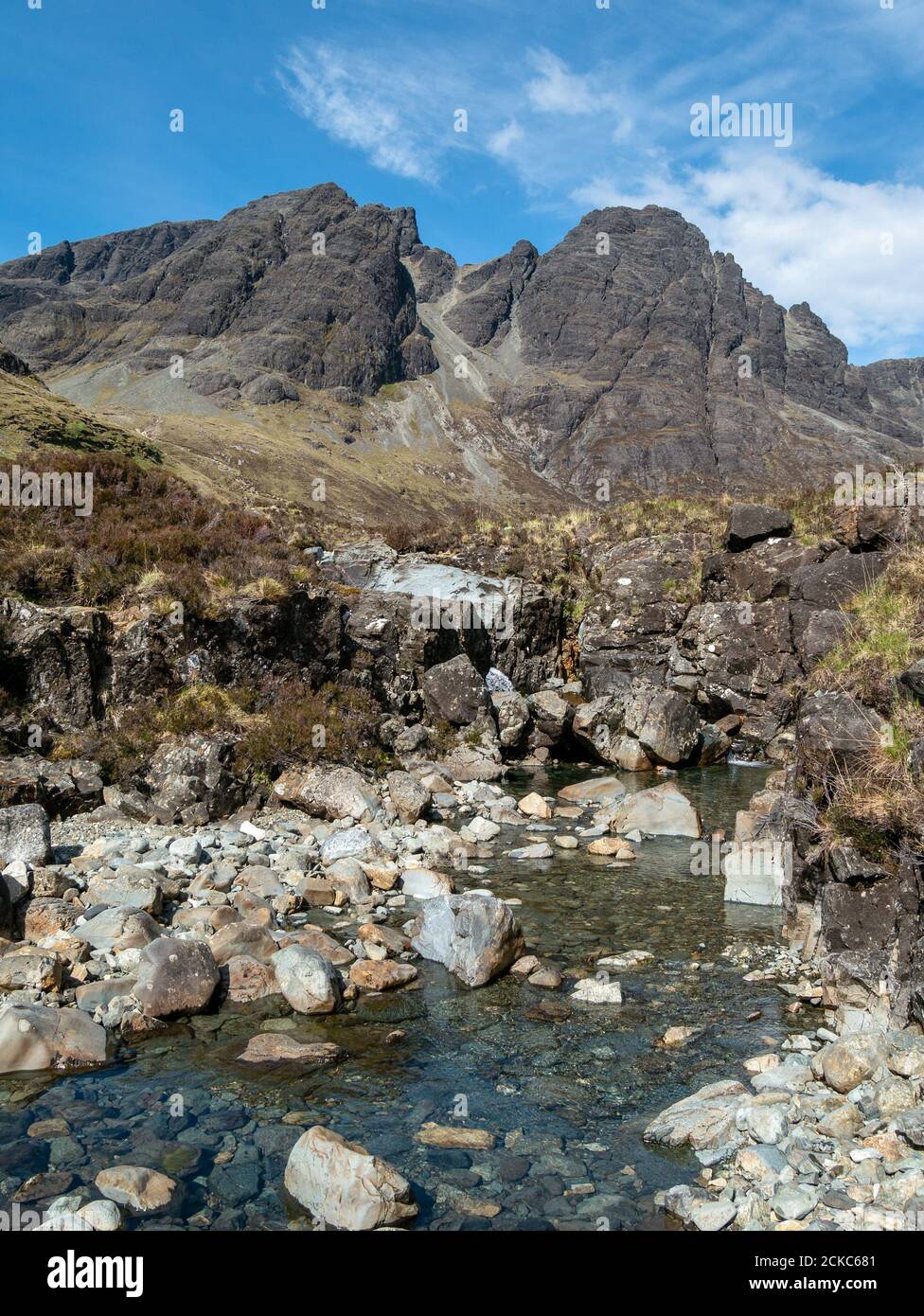 Mountain Stream Allt Na Dunaiche unter Blaven und Clach Glas in Black Cuillin Berge, Isle Of Skye, Schottland, Großbritannien Stockfoto