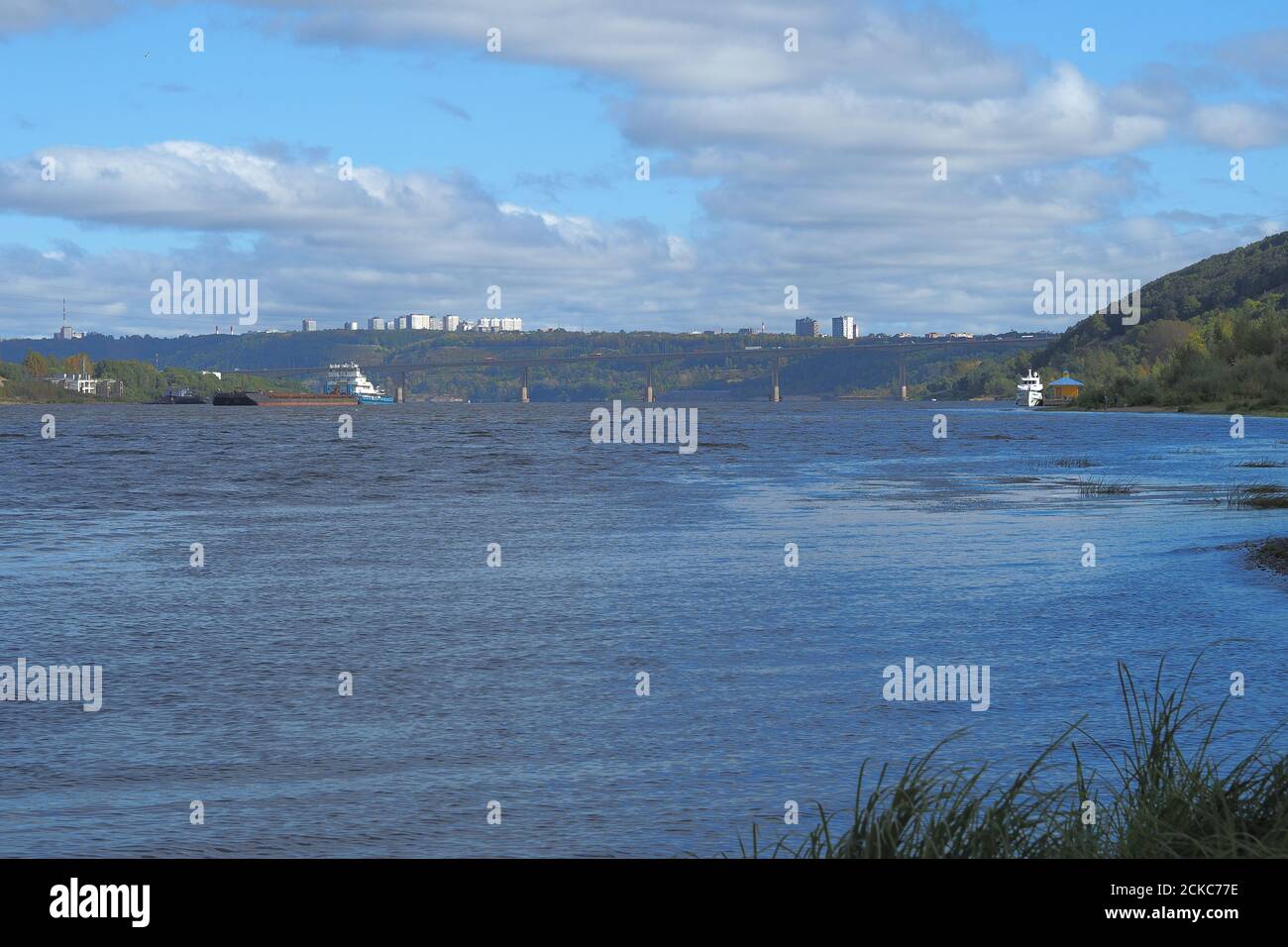 Ein großer Fluss, ein Blick vom Ufer. Stockfoto