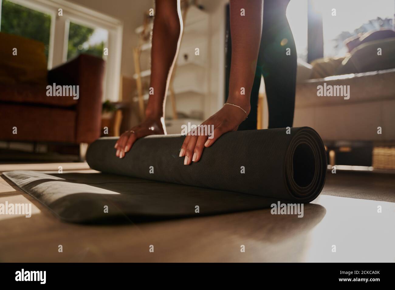 Nahaufnahme der Hände der jungen Frau Falten Fitness-Matte nach Zu Hause arbeiten Stockfoto