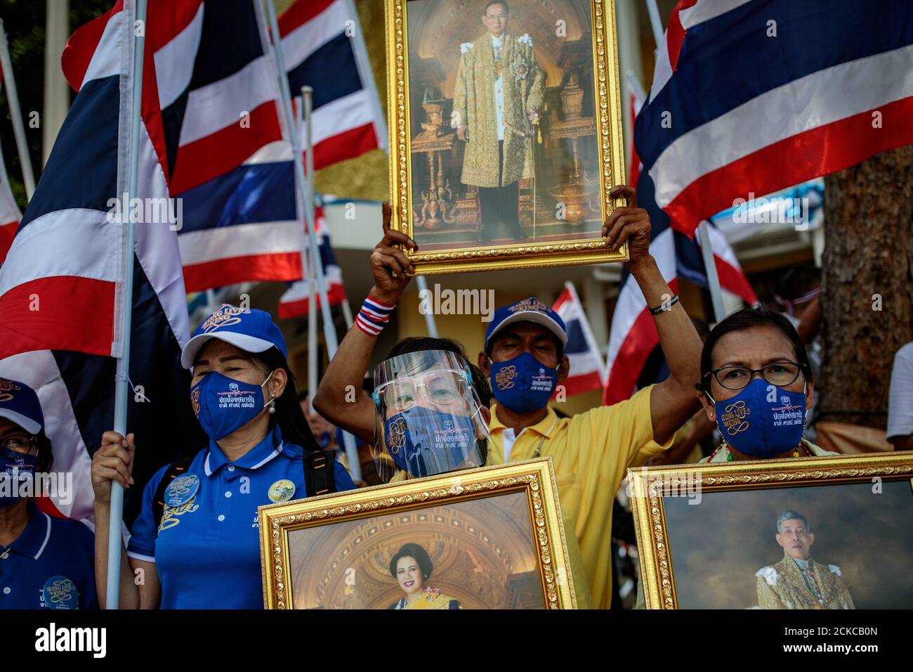 Monarchisten halten Bilder der thailändischen Königsfamilie hoch, während sie am Sonntag, dem 16. August 2020, eine Gegenkundgebung vor einer Demonstration gegen die Regierung am Democracy Monument in Bangkok, Thailand, veranstalten. Zu den Forderungen der Demonstranten zählen Forderungen nach einer Reform der thailändischen Monarchie. (Foto - Jack Taylor) Stockfoto