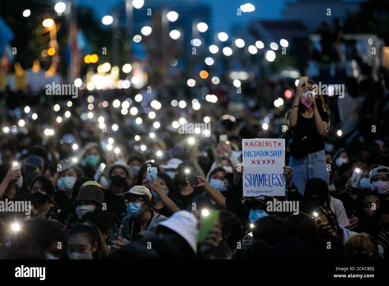 Tausende Demonstranten nehmen am Sonntag, 16. August 2020, an einer Demonstration gegen die Regierung am Democracy Monument in Bangkok, Thailand, Teil. Zu den Forderungen der Demonstranten zählen Forderungen nach einer Reform der thailändischen Monarchie. (Foto - Jack Taylor) Stockfoto