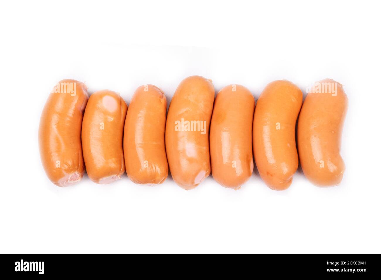 Geräucherte Würste in einer Reihe isoliert auf weißem Hintergrund. Stockfoto