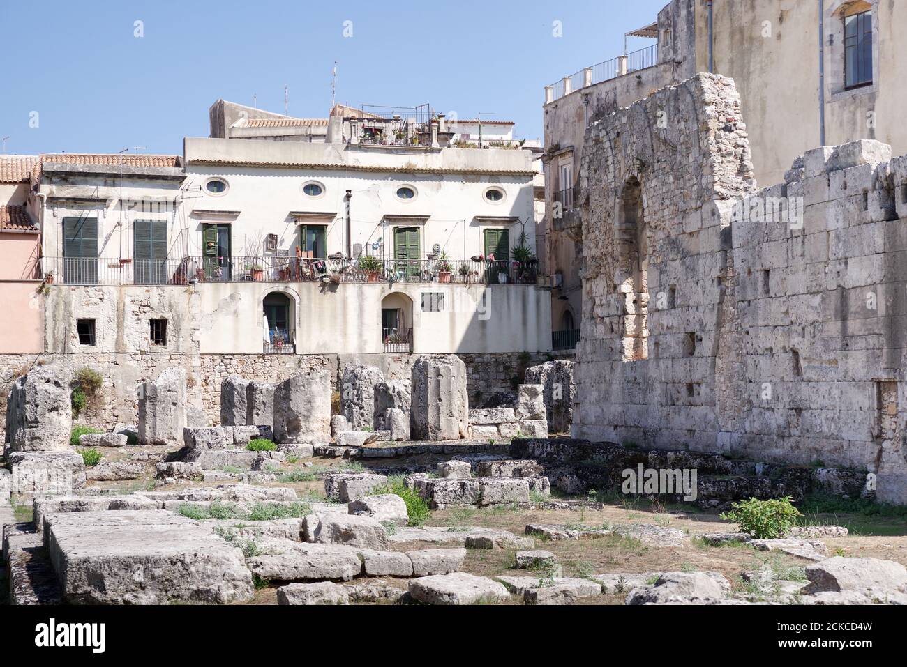 Ruinen des Tempels von Apollo, eines der wichtigsten antiken griechischen Denkmäler in Ortygia - Sizilien, Italien Stockfoto Ruinen des Tempels von Apollo, eines der wichtigsten antiken griechischen Denkmäler in Ortygia - Sizilien, Italien Stockfoto