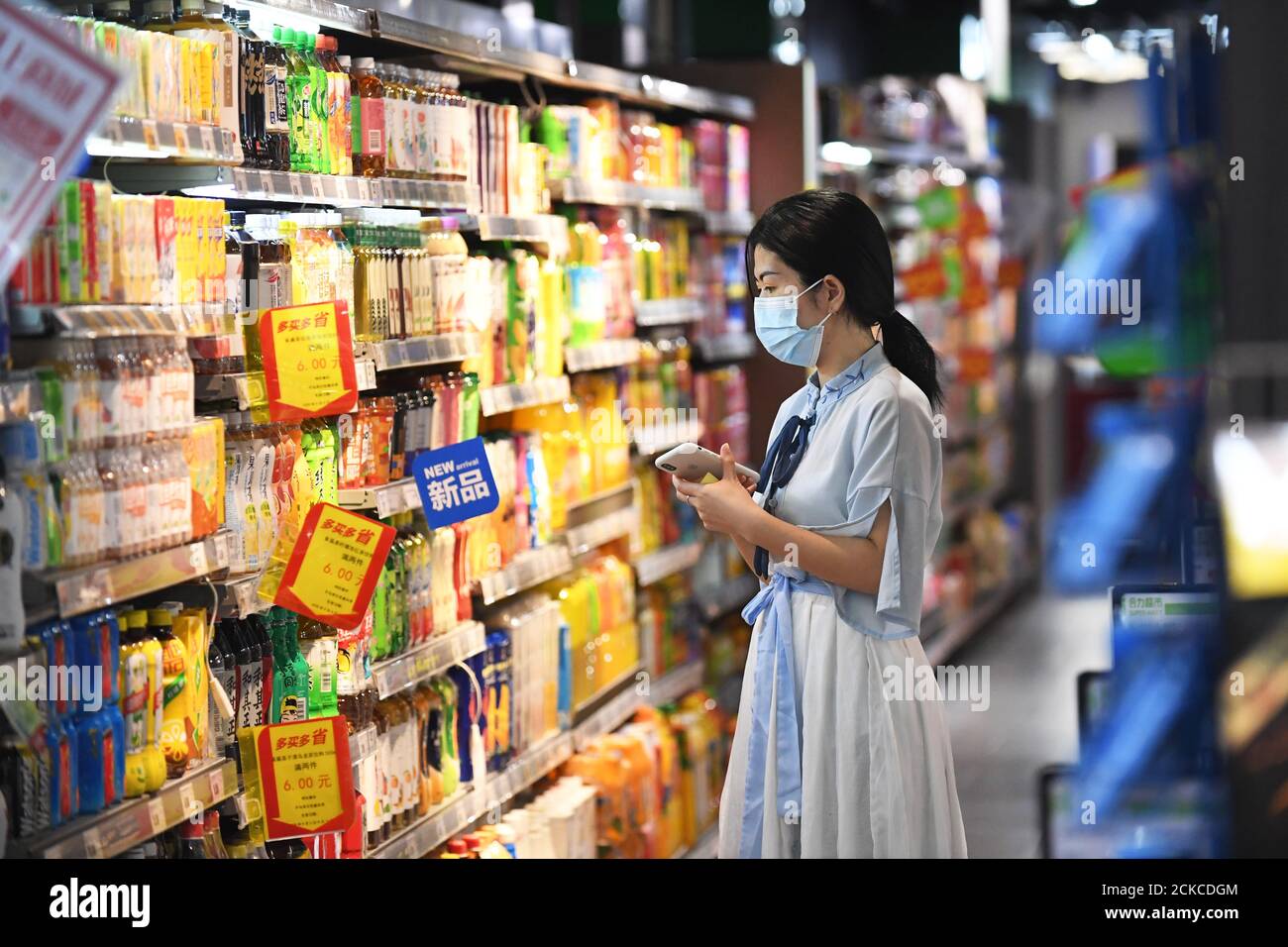 (200916) -- GUIYANG, 16. September 2020 (Xinhua) -- EIN Kunde wählt Getränke in einem Supermarkt in Guiyang, südwestlich von Chinas Provinz Guizhou, 16. September 2020. Chinas Einzelhandelsumsätze von Konsumgütern, ein wichtiger Indikator für das Konsumwachstum, expandierten in diesem Jahr zum ersten Mal, sagte das Nationale Statistische Büro (NBS) am Dienstag. Im August erreichte der gesamte Einzelhandelsumsatz von Konsumgütern 3.36 Billionen Yuan (etwa 492.08 Milliarden US-Dollar), was einem Anstieg von 0.5 Prozent gegenüber dem Vorjahr entspricht. (Foto von Zhao Song/Xinhua) Stockfoto