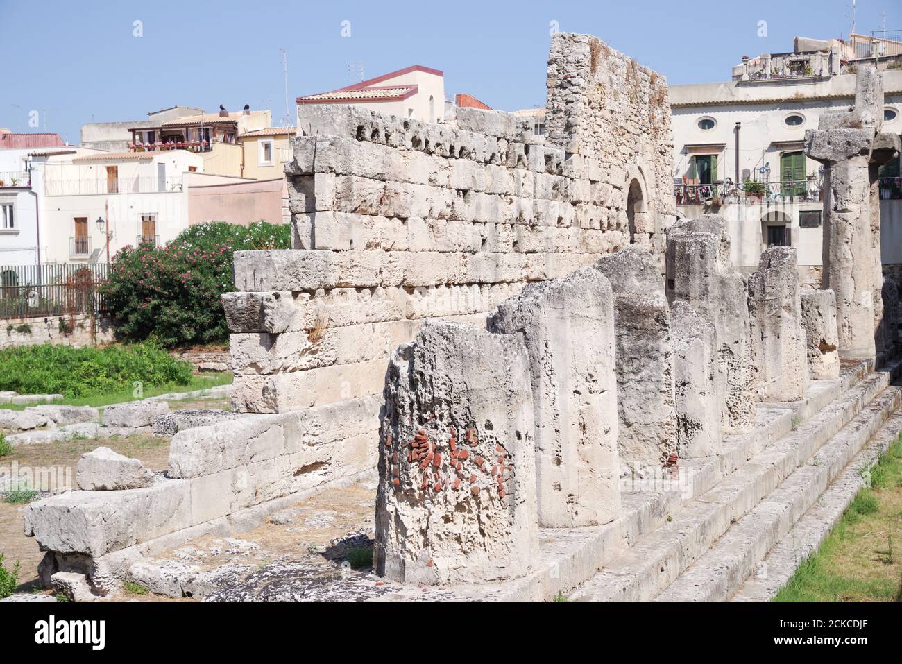 Ruinen des Tempels von Apollo, eines der wichtigsten antiken griechischen Denkmäler in Ortygia - Sizilien, Italien Stockfoto
