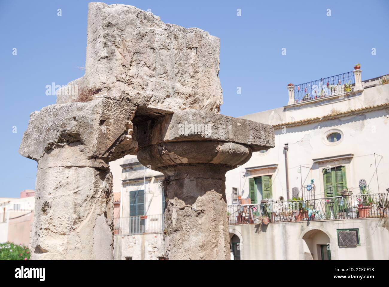 Ruinen des Tempels von Apollo, eines der wichtigsten antiken griechischen Denkmäler in Ortygia - Sizilien, Italien Stockfoto