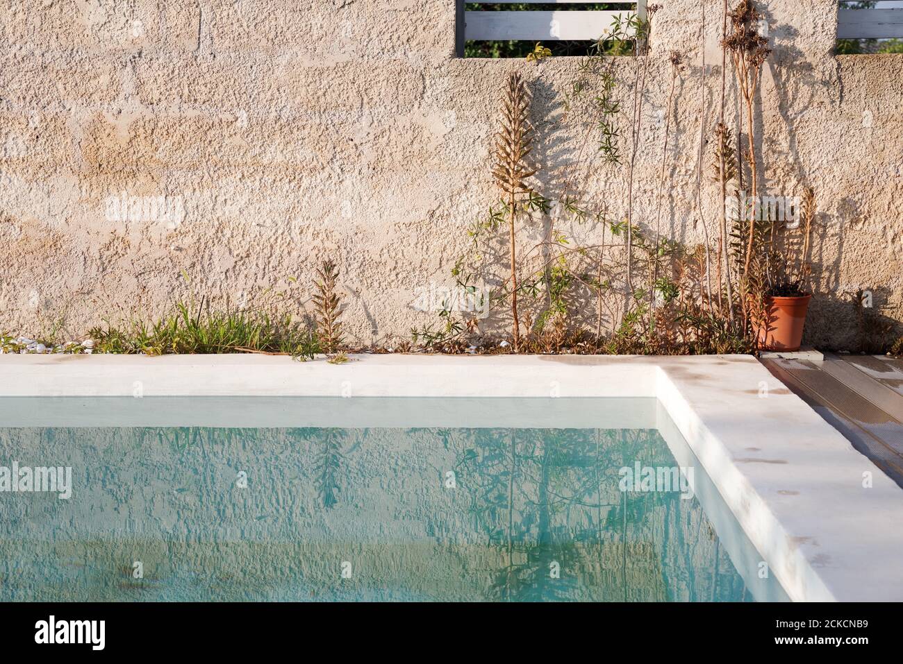 Rustikales Schwimmbad im ländlichen Sizilien Stockfoto