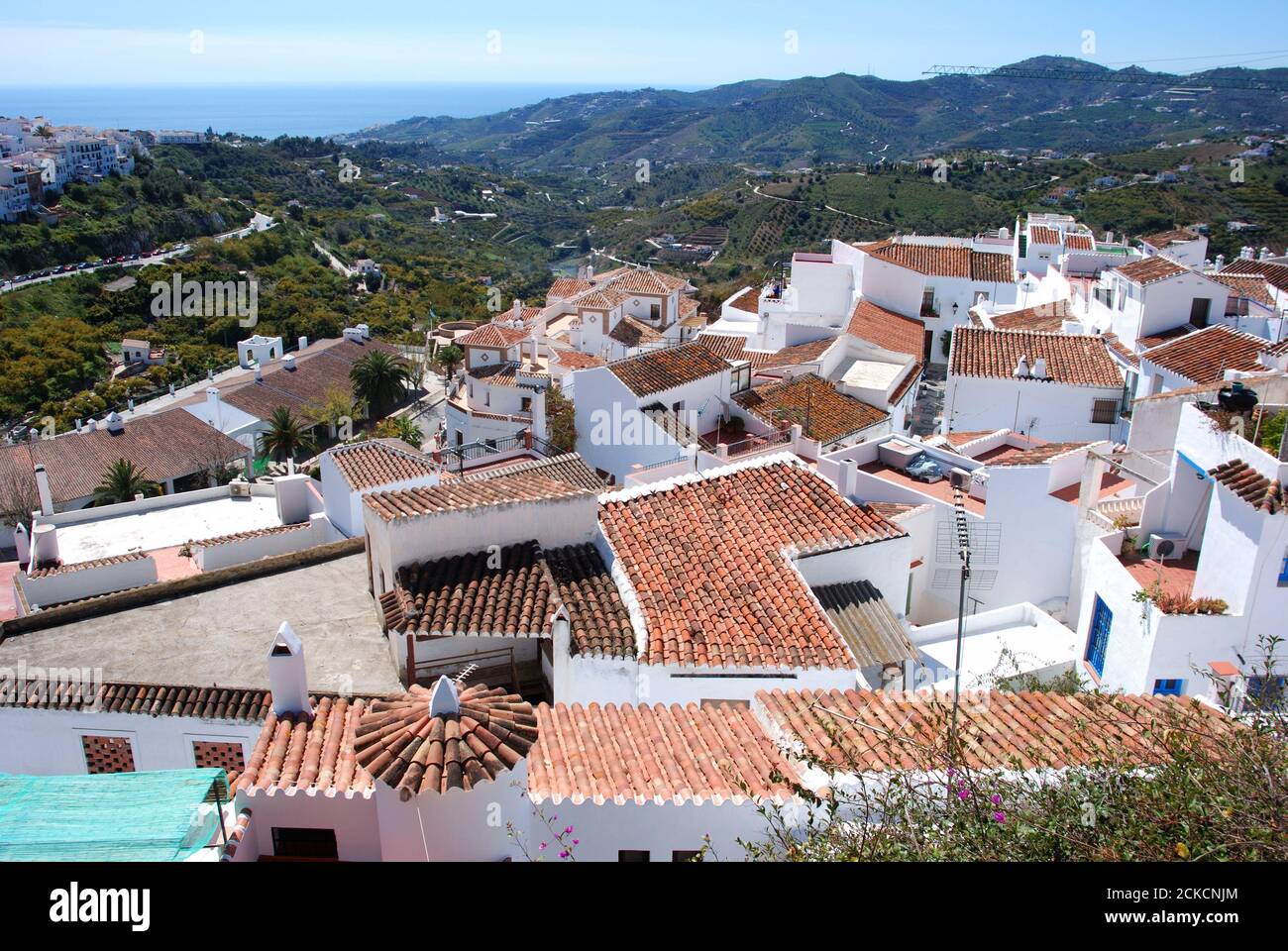 Blick über die Dächer der Stadt und die umliegende Landschaft, Frigiliana, Spanien. Stockfoto