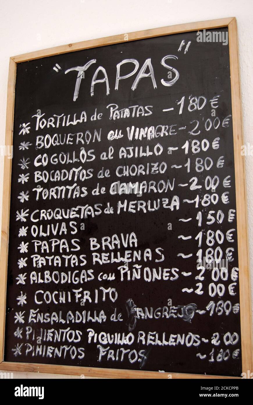 Typische Tapas-Menuboard mit Preisen, Cordoba, Spanien. Stockfoto