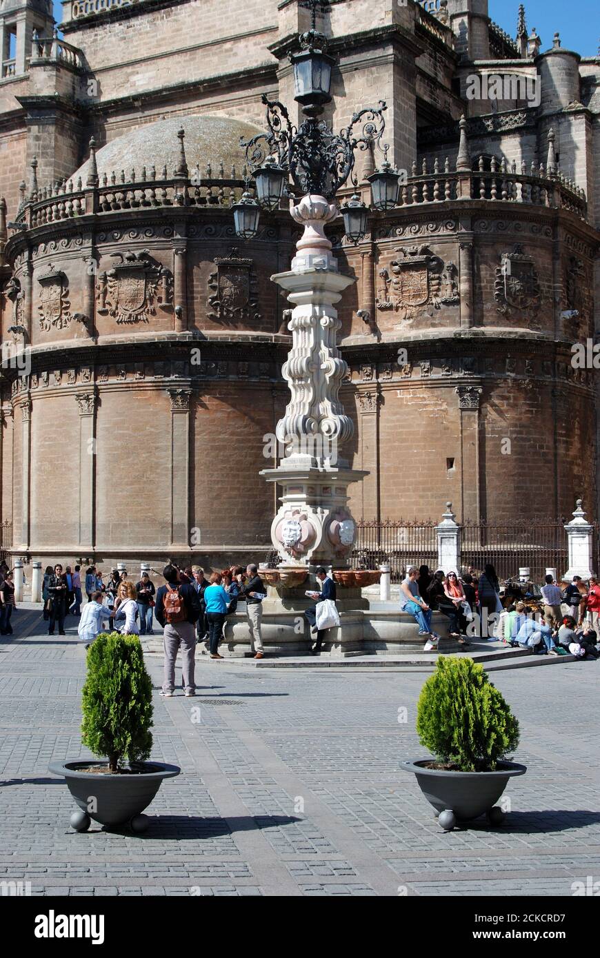 Plaza Virgen de los Reyes mit der Kathedrale im Hintergrund, Sevilla, Provinz Sevilla, Andalusien, Spanien, Europa. Stockfoto