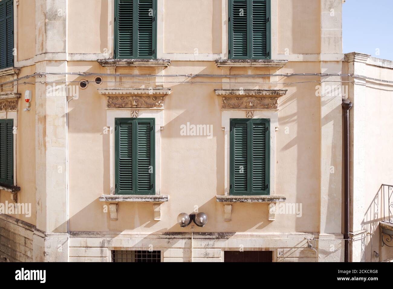 Hübsche grüne mediterrane Fensterläden in Ortygia - Sizilien, Italien Stockfoto