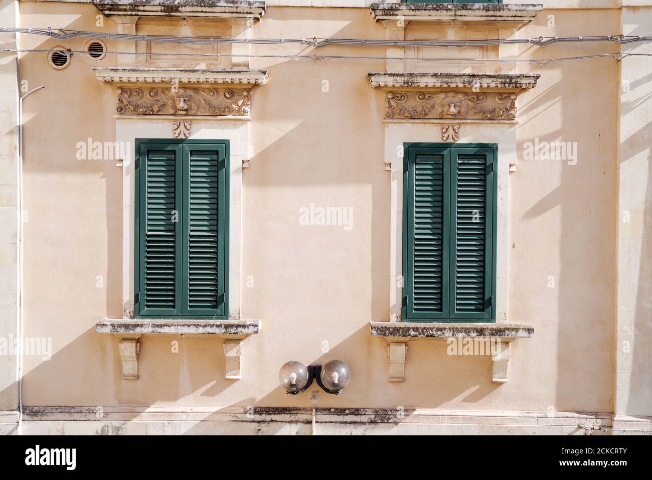 Hübsche grüne mediterrane Fensterläden in Ortygia - Sizilien, Italien Stockfoto