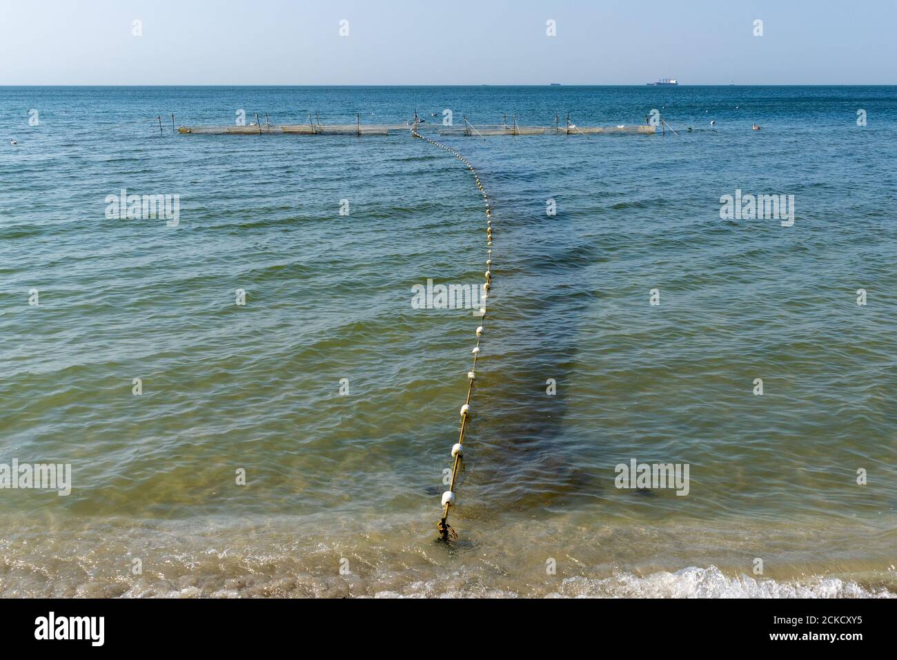 Oyster Farm am Meer auf einer ruhigen und sonnigen Sommertag Stockfoto