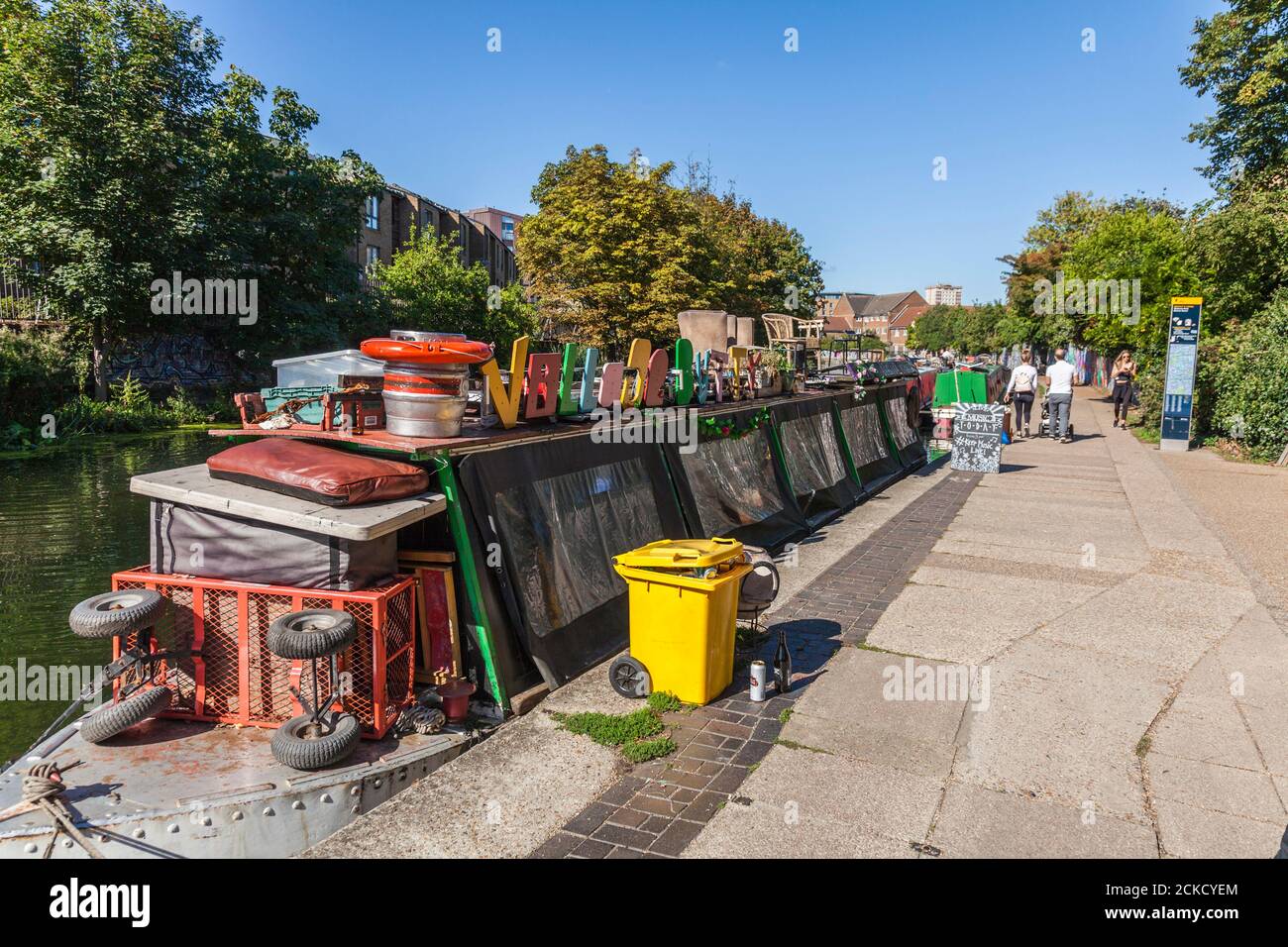 Ein Kanalboot, das von Musikbusern am Regents Canal, London, UK, benutzt wird Stockfoto