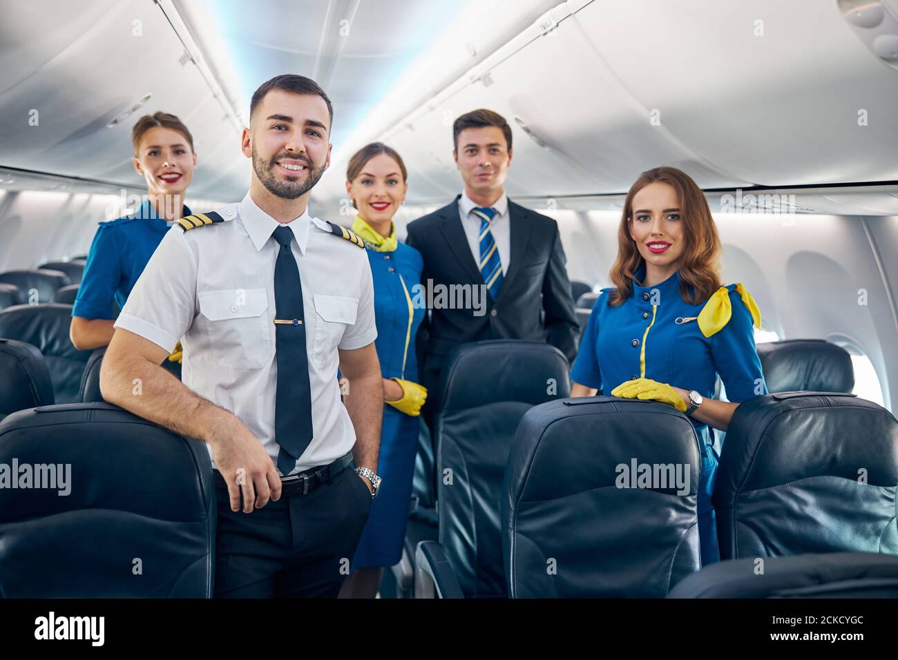 Waist up Porträt des Flugpersonals Team trägt Uniformen lächelnd Und stolz auf die Arbeit mit Passagieren in der Luftfahrt Stockfoto