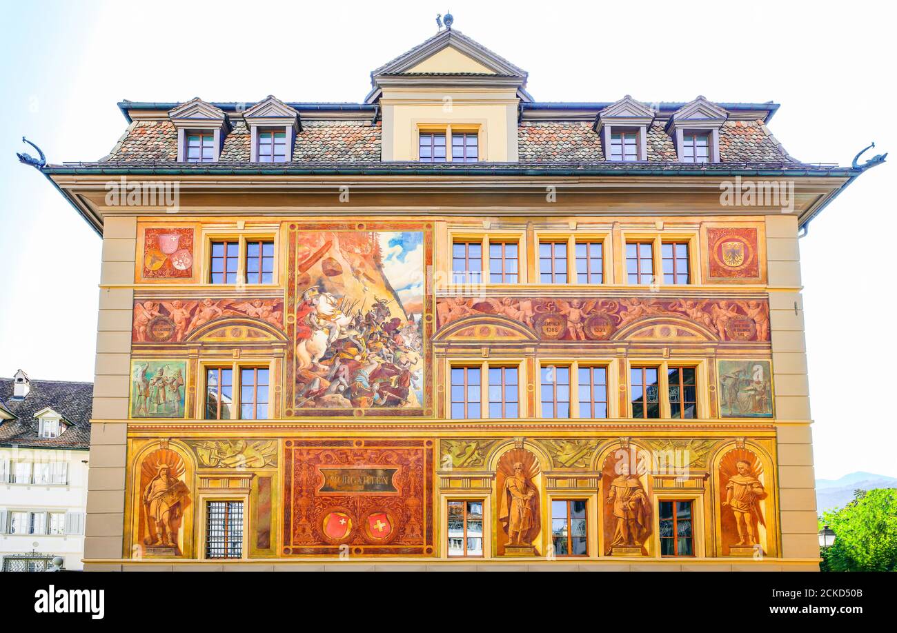 Bemalte Fassade des Schwyzer Tittysaals und des Rathauses (die Schlacht von Morgarten). Kanton Schwyz, Schweiz. Die Wandmalereien wurden gemacht, um 600 Jahre SWI zu feiern Stockfoto