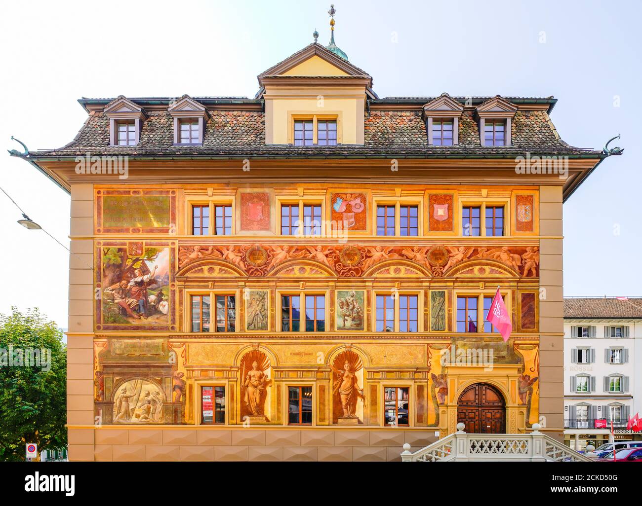 Bemalte Fassade des Schwyzer Tity Hall (Rathaus). Kanton Schwyz. Schweiz. Die Wandmalereien wurden zur Feier des 600. Jahrestums der Schweizerischen Eidgenossenschaft gemacht. Die Feder Stockfoto