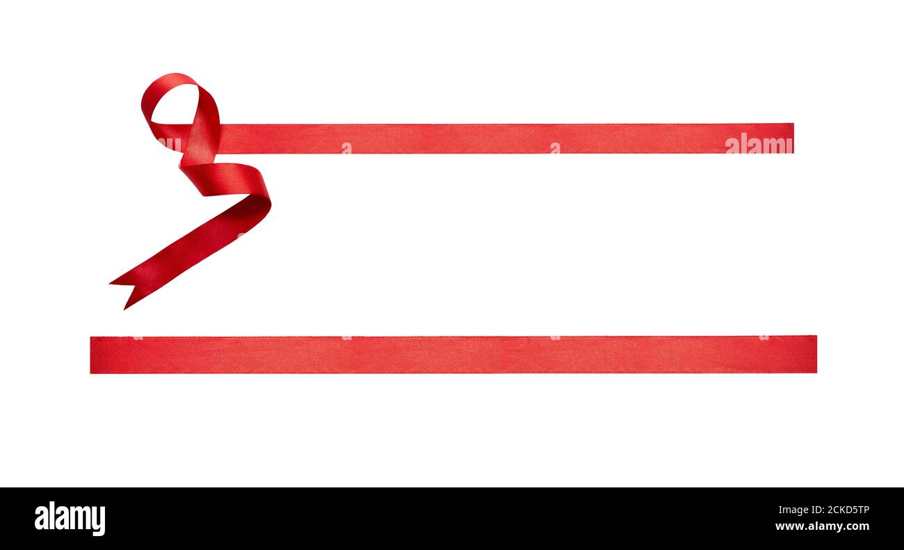 Ein lockiges rotes Band Weihnachten und Geburtstag Geschenk Banner isoliert auf einem weißen Hintergrund gesetzt. Stockfoto