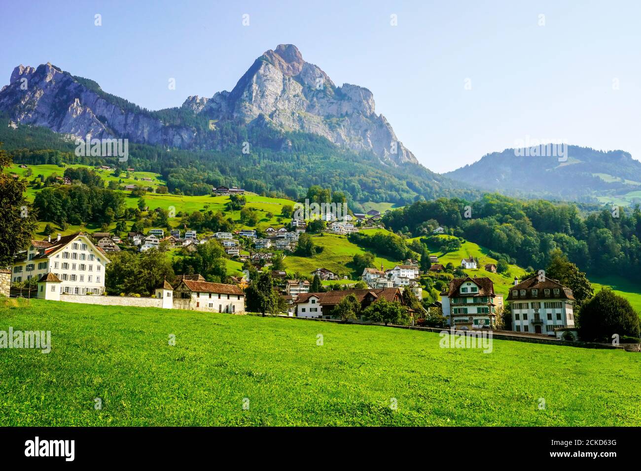 Panoramablick auf die Schwyzer Altstadt, die Hauptstadt des Kantons Schwyz in der Schweiz. Die Bundescharta von 1291 oder Bundesbrief, die Charta, die vor der Tür steht Stockfoto