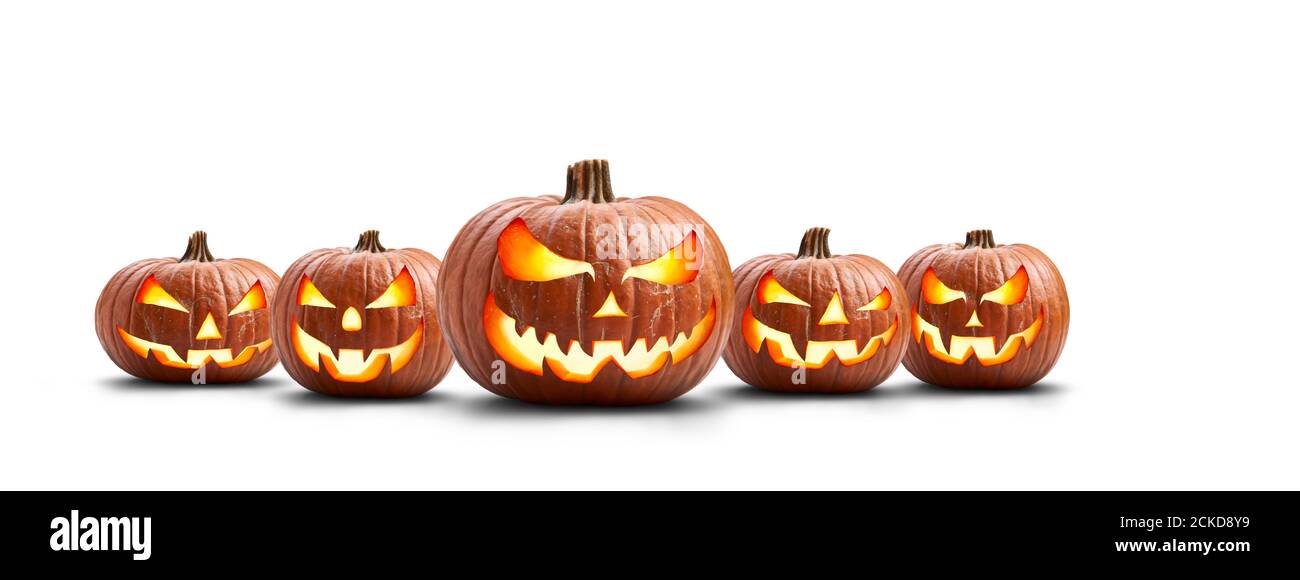 Eine Gruppe von fünf beleuchteten gruseligen halloween Kürbissen, Jack O Laterne mit bösem Gesicht und Augen isoliert vor einem weißen Hintergrund. Stockfoto