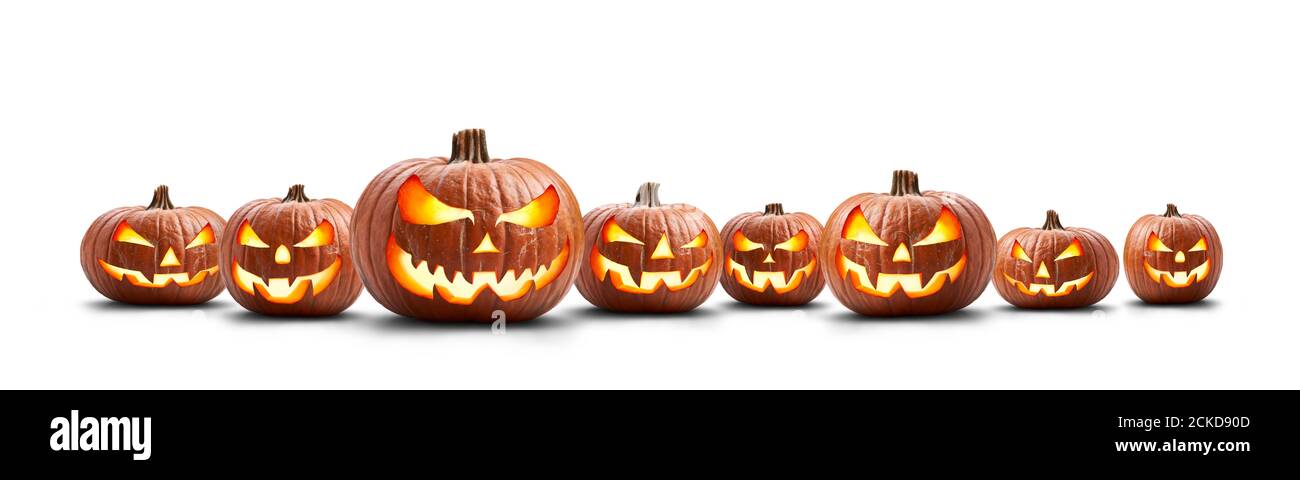 Eine Gruppe von acht beleuchteten gruseligen halloween Kürbissen, Jack O Laterne mit bösem Gesicht und Augen isoliert vor einem weißen Hintergrund. Stockfoto