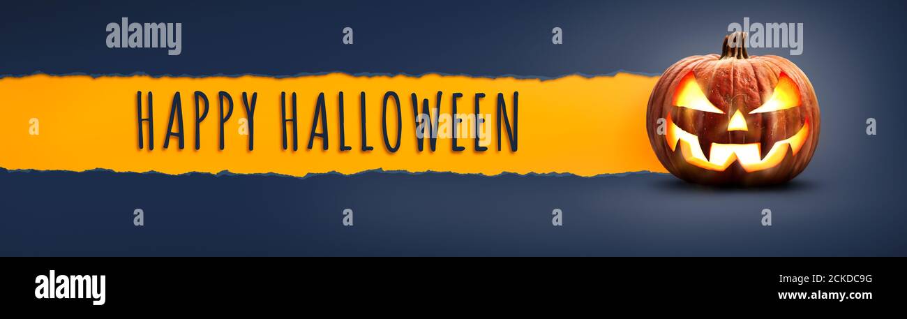 Die Worte Happy Halloween auf strukturiertem Papier reißen mit einer Halloween Laterne, Jack O Laterne auf dunkelblauem Bannerhintergrund Stockfoto