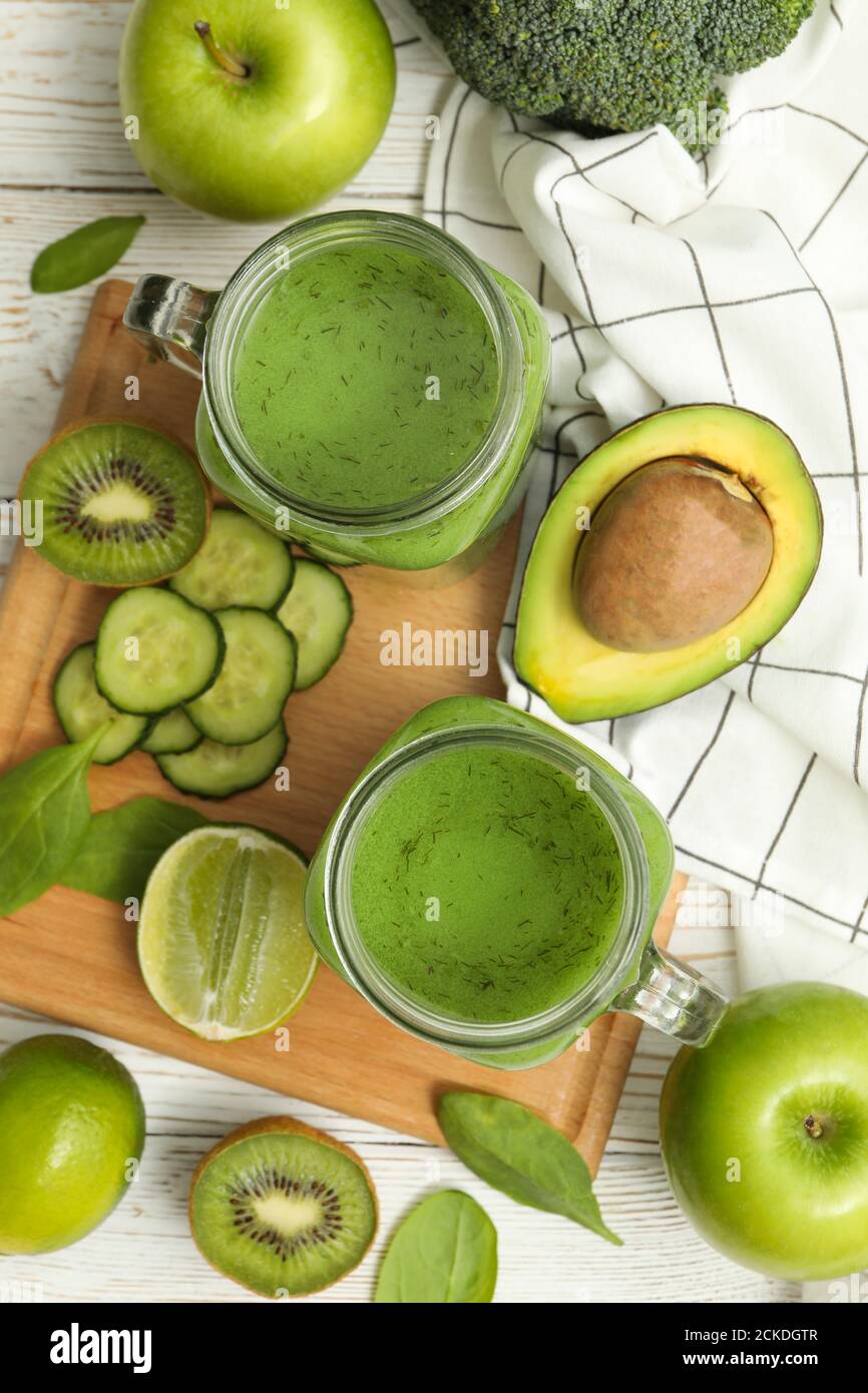 Konzept der gesunden Ernährung mit Smoothie, Gemüse und Obst auf Holztisch Stockfoto