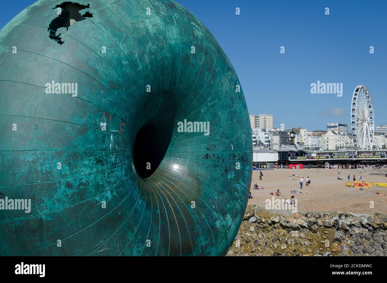 Die öffentliche Skulptur 'afloat' des Künstlers Hamish Black auf Donut Groyne mit Brighton Beach, der Strandpromenade und einem Riesenrad im Hintergrund Stockfoto