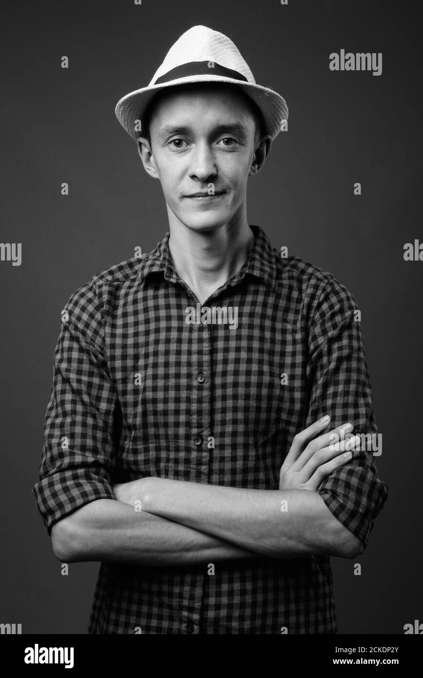 Portrait des jungen Touristen, der bereit für den Urlaub ist Stockfoto Portrait des jungen Touristen, der bereit für den Urlaub ist Stockfoto