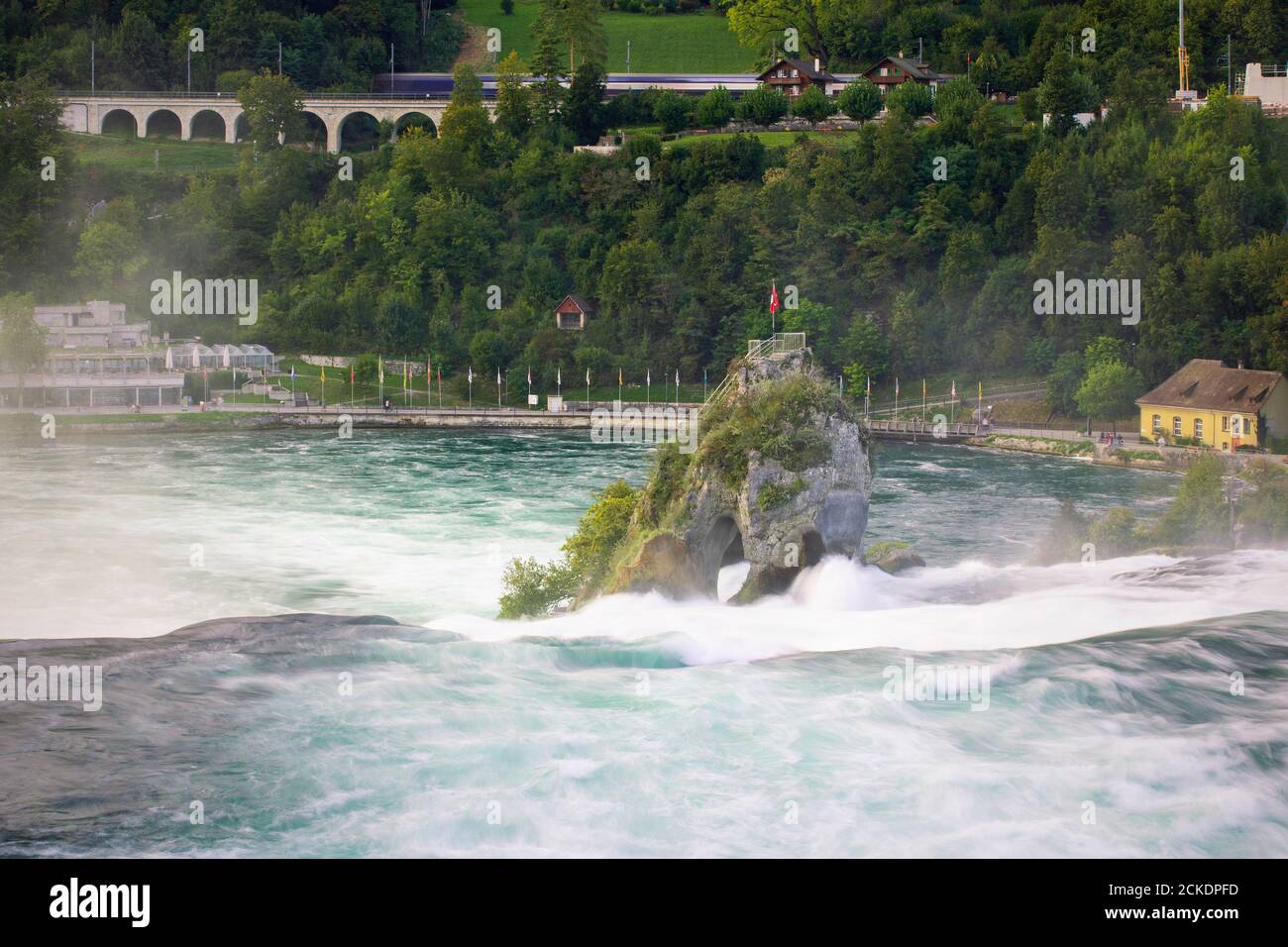 Panorama der größten Wasserfälle Europas. Rheinfall. Felsen über dem Fluss mit wunderschönen riesigen Wasserfall. Sprühen von Wasser, Dunst in der Luft oben. Stockfoto