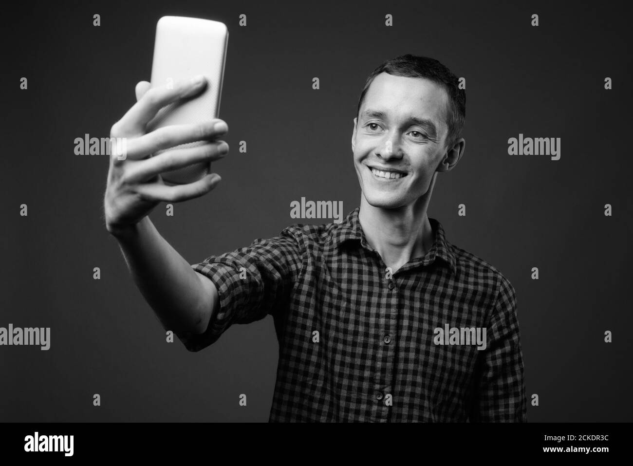 Porträt des jungen Hipster Mann mit Telefon Stockfoto