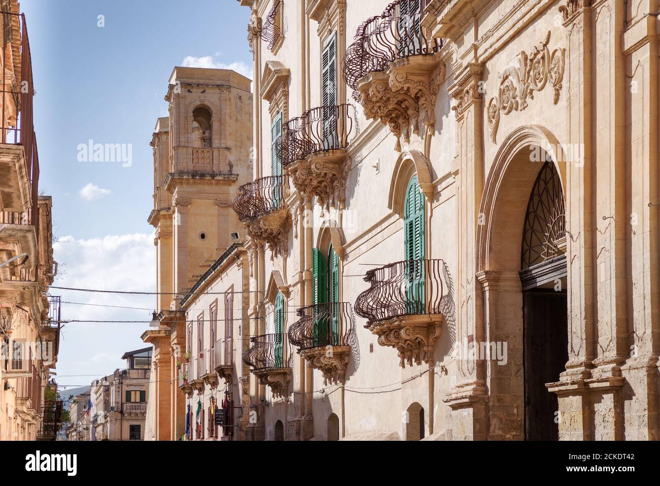 Hübsche Reihenhäuser mit mediterranen Stil Fensterläden und reich verzierten Balkonen in Noto - Sizilien, Italien Stockfoto