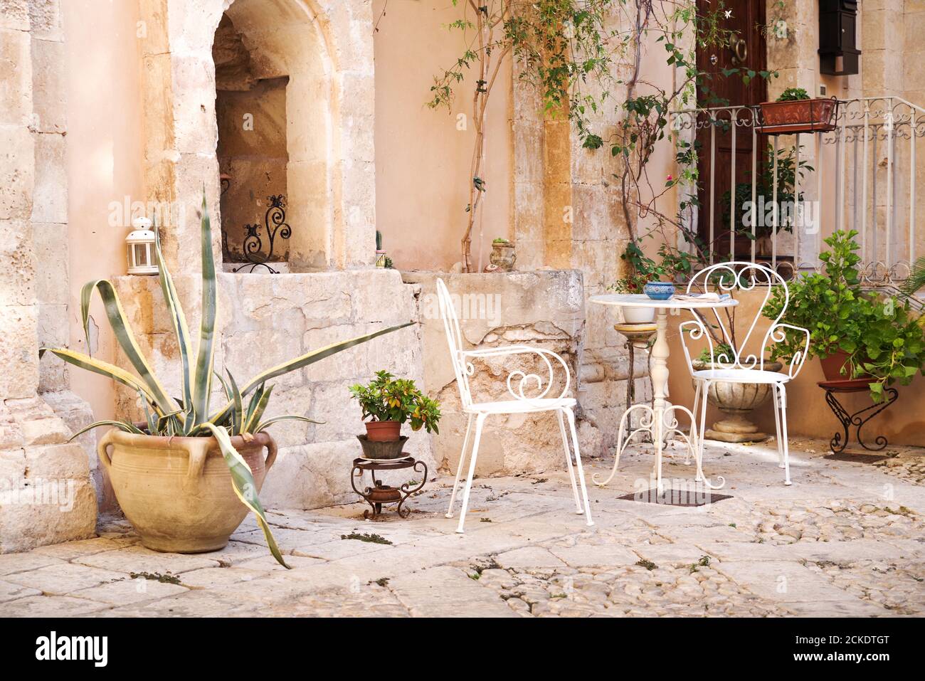 Rustikaler Innenhof mit einer schönen Außenecke in Noto - Sizilien, Italien Stockfoto