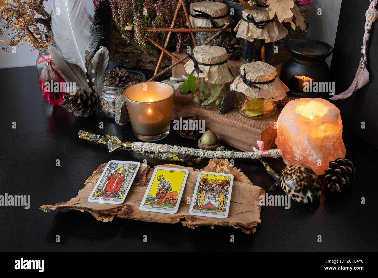 Elva/Estland - 31. August 2020 - 3 Tarot Rider Waite Karten verteilt auf einem schwarzen Tisch mit magischen Gegenständen. Stockfoto